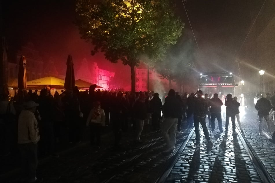 Der Bus ist da, weit tausend Fans empfangen nach Mitternacht ihre Helden.
