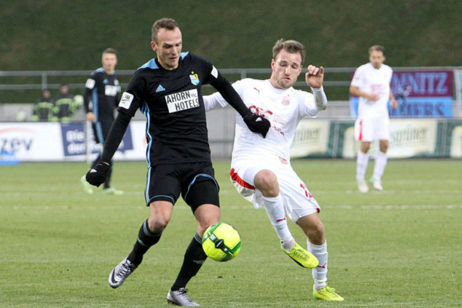 Julius Reinhardt (li., mit dem Zwickauer Mike Könnecke) wollte mit Chemnitz in die zweite Liga. Nun droht der Absturz in die Viertklassigkeit.