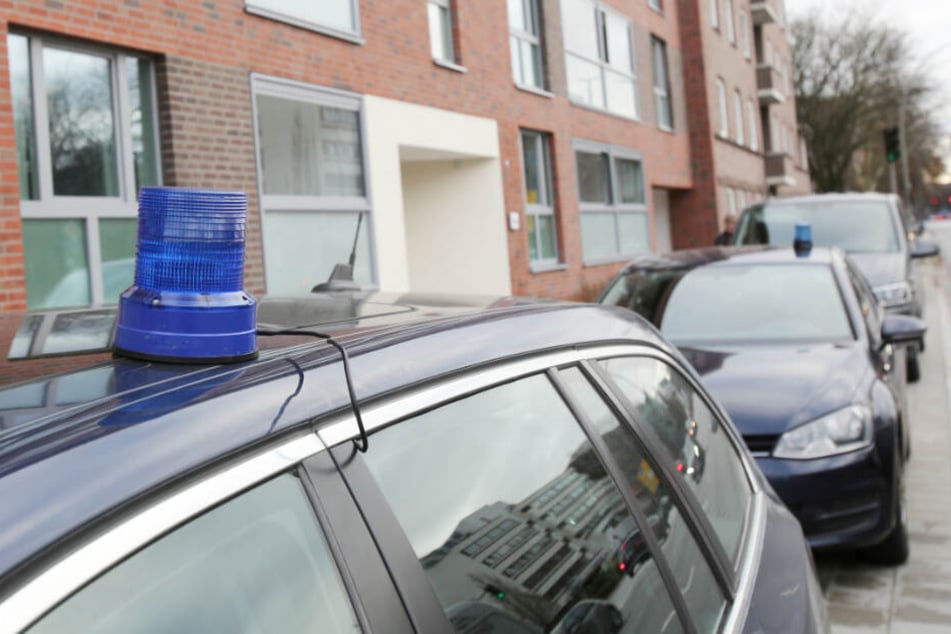 Im Zuge der Festnahme durchsuchten Polizisten ein Mehrfamilienhaus in Hamburg. (Archivbild)