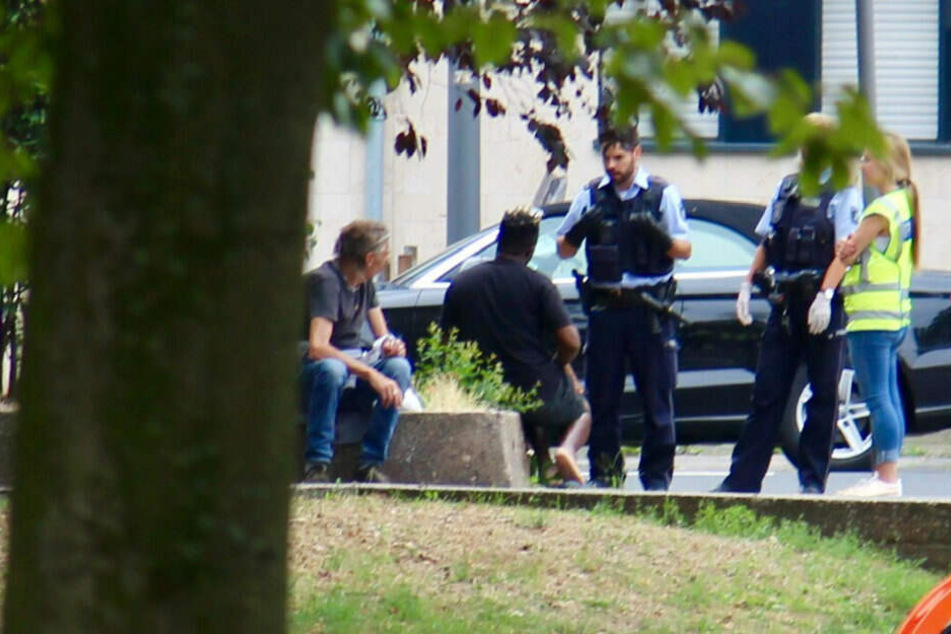 Polizisten kontrollieren am Ebertplatz mutmaßliche Drogenhändler.