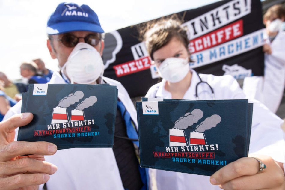 Nabu-Mitglieder protestieren gegen die Luftverschmutzung durch Kreuzfahrtschiffe.