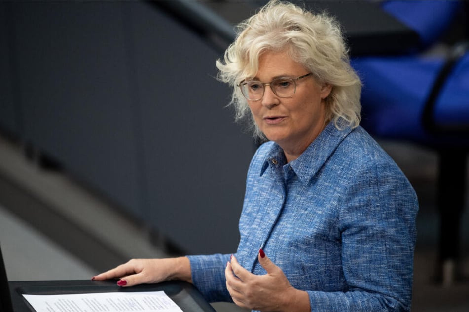 Christine Lambrecht (54, SPD), Parlamentarische Staatssekretärin beim Bundesminister der Finanzen, spricht bei der 55. Sitzung des Deutschen Bundestags. (Archivbild)