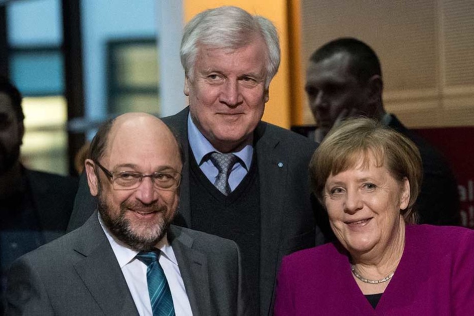 Horst Seehofer (Mi.) soll nach Berlin wechseln und im neuen Kabinett Innenminister werden.
