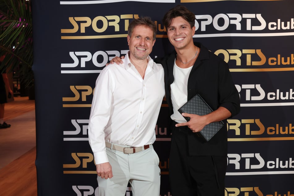 Unternehmer Alexander Sosa (l.) bei der offiziellen Eröffnung des "Sports Club" in Hamburg-Poppenbüttel zusammen mit Profitänzer ("Let's Dance") und Wahl-Hamburger Alexandru Ionel (32).