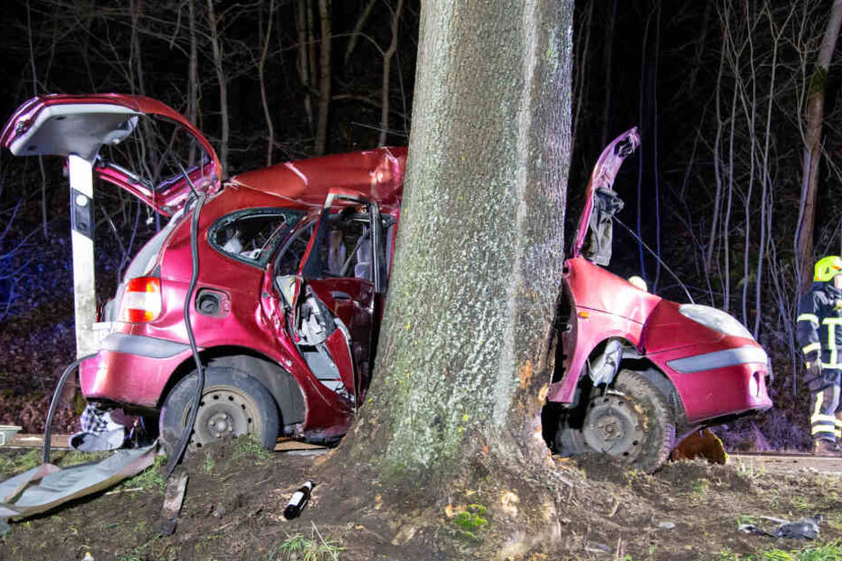 Betrunken gefahren? Vater wird aus Wagen geschleudert und lebensbedrohlich verletzt