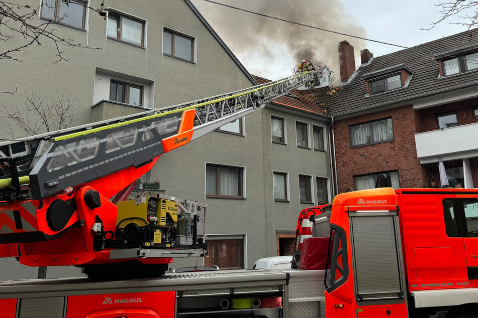 Mit zwei Drehleitern kämpfen die Feuerwehrleute in Köln-Deutz gegen die Flammen.