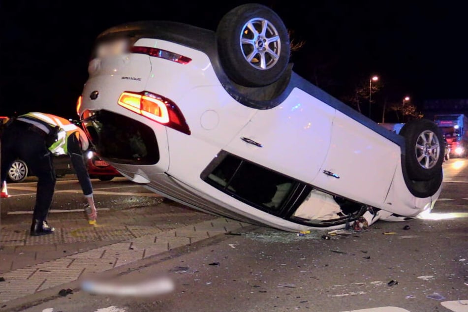 Nach dem Crash blieb der KIA auf dem Dach liegen.