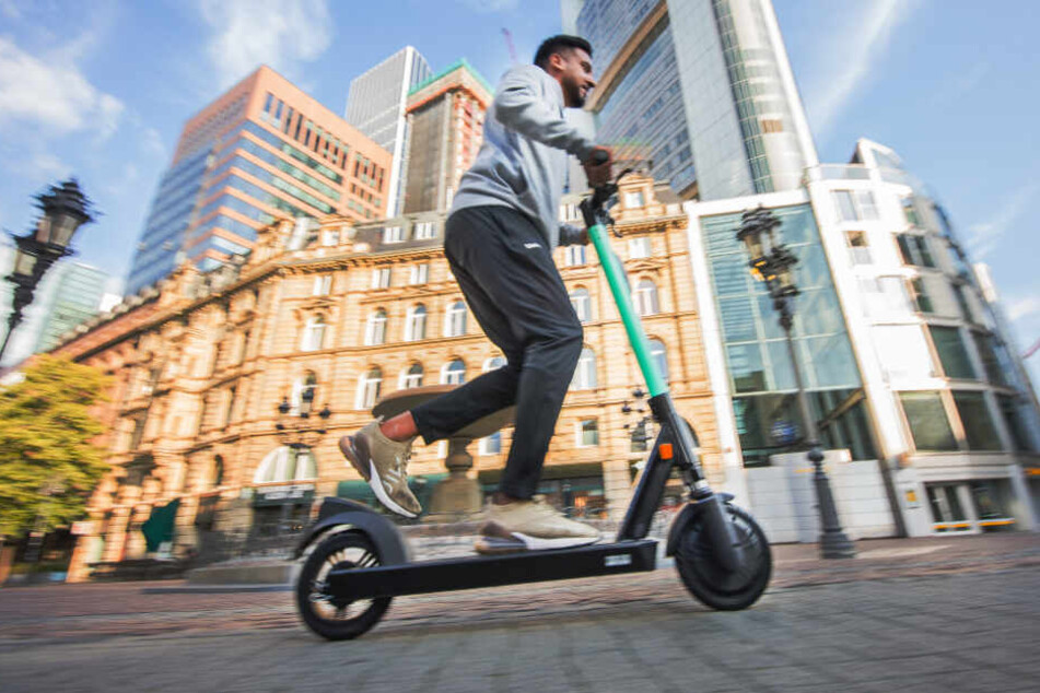 Mit einem E-Scooter lässt es sich bequem und einfach durch die Stadt fahren.