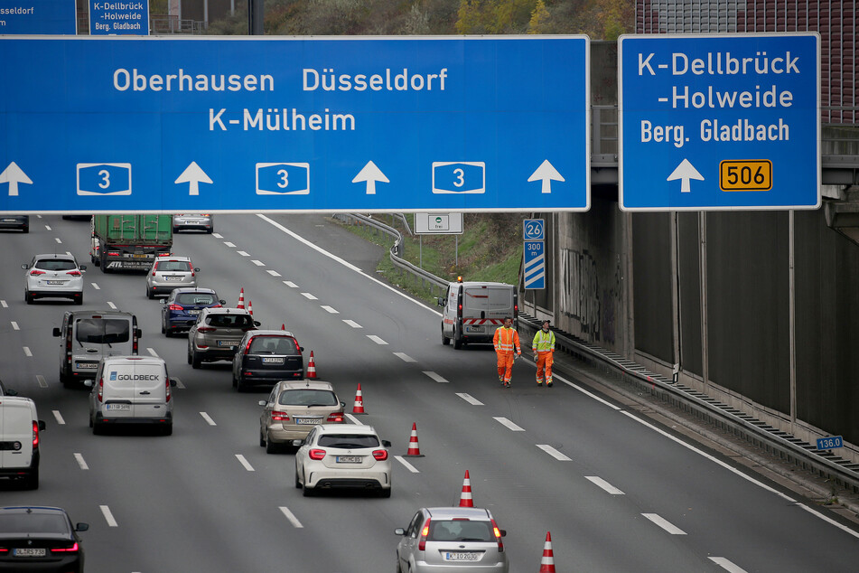 Auf der A3 hat ein psychisch auffälliger Mann (33) am Donnerstag einen Polizeieinsatz ausgelöst, indem er über die Mittelspur spaziert war. (Archivbild)