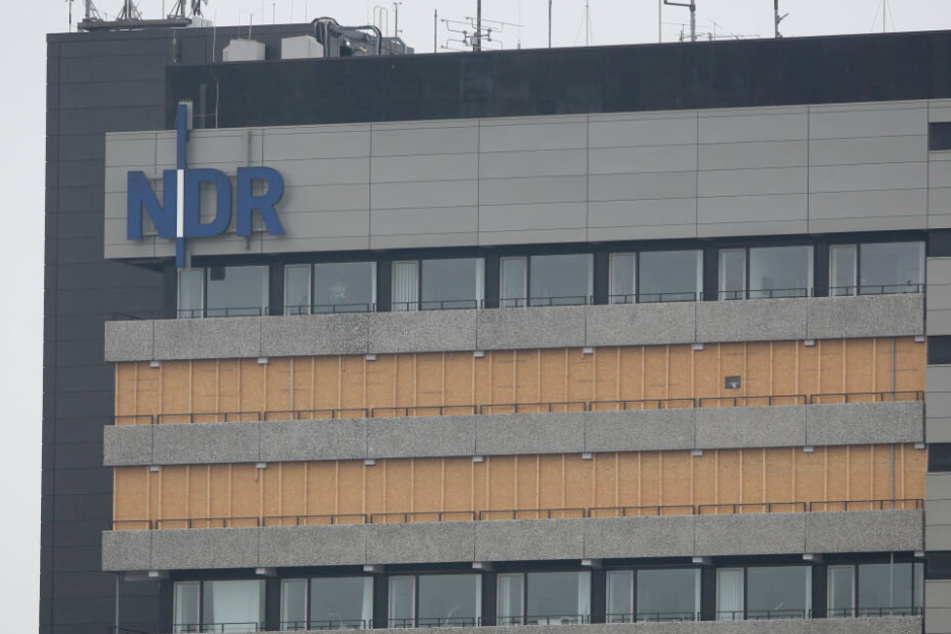 Nach den Asbest-Funden im 14. Stock des NDR-Hochhauses in Lokstedt wurde es geräumt und zwei Etagen von Außen mit Brettern vernagelt.