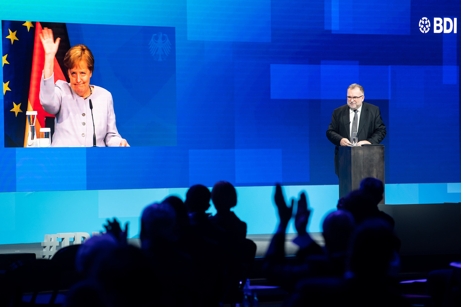 Die per Video live zugeschaltete Bundeskanzlerin Angela Merkel (66, CDU) beim Tag der deutschen Industrie neben Siegfried Russwurm (57, r), Präsident des Bundesverbandes der Deutschen Industrie in Berlin.