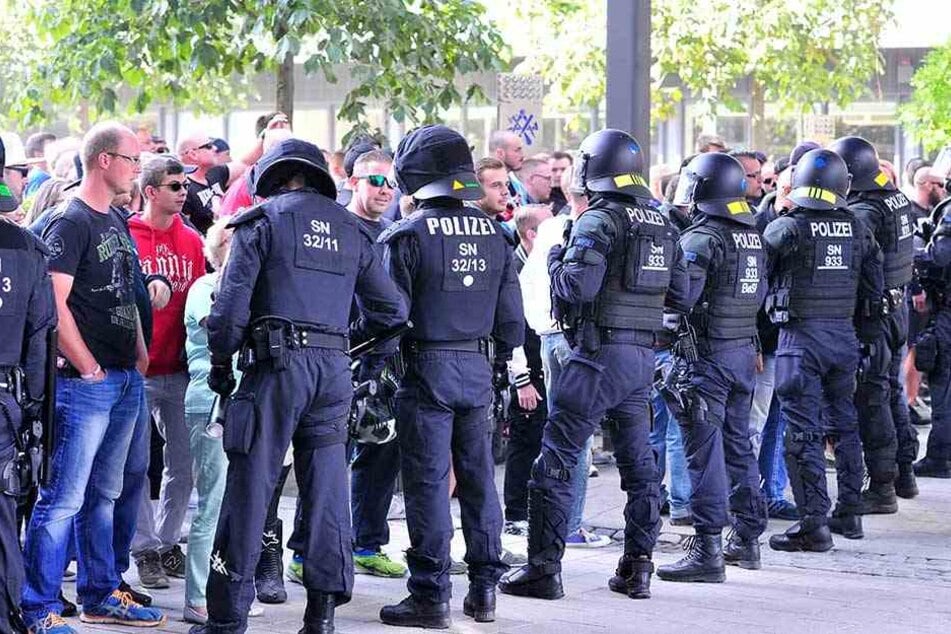Aus Angst vor Randalen von Hooligans und Neonazis wurden eilig Polizisten von den Fußballspielen in Dresden und Leipzig nach Chemnitz geschickt. 