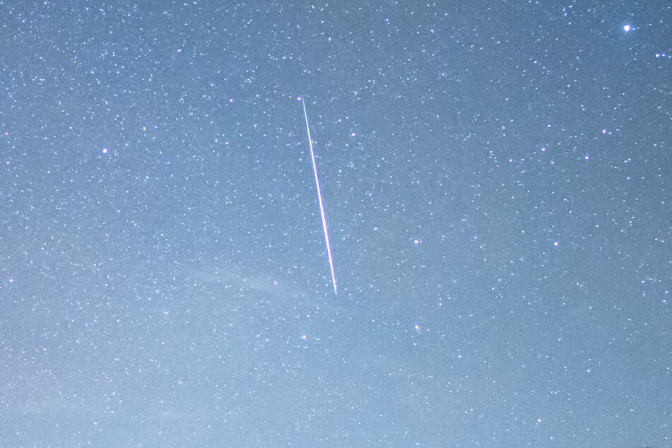 Verantwortlich für den Sternschnuppenregen ist der Meteoritenschauer der Geminiden.