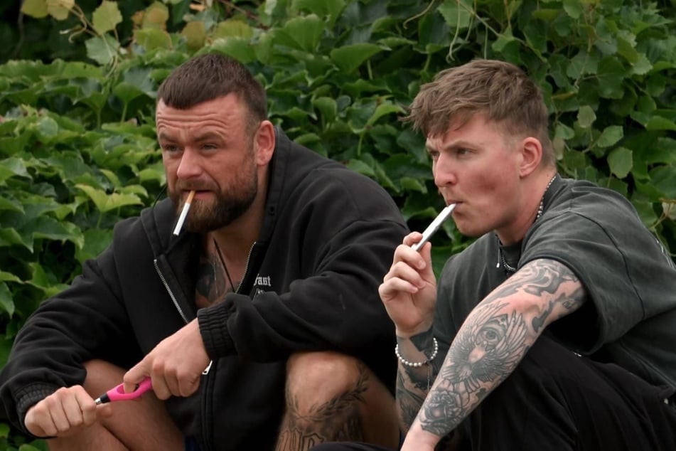 Jonny (31, r.) vermutet, für den Exit auserwählt zu werden.