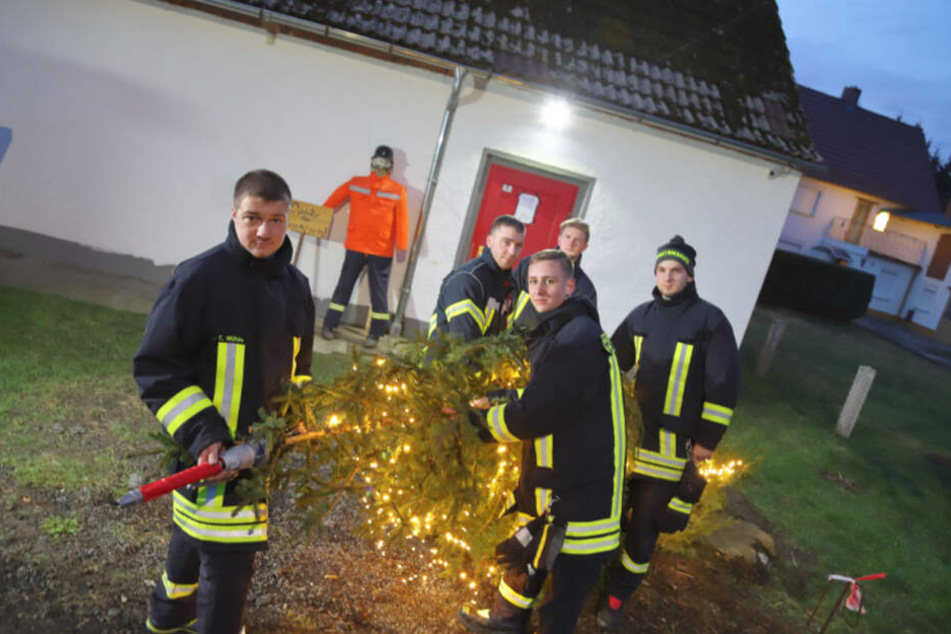 Vereins-Chef Tobias Mühle (27) und seine Kameraden richteten am Dienstag den Baum wieder auf.