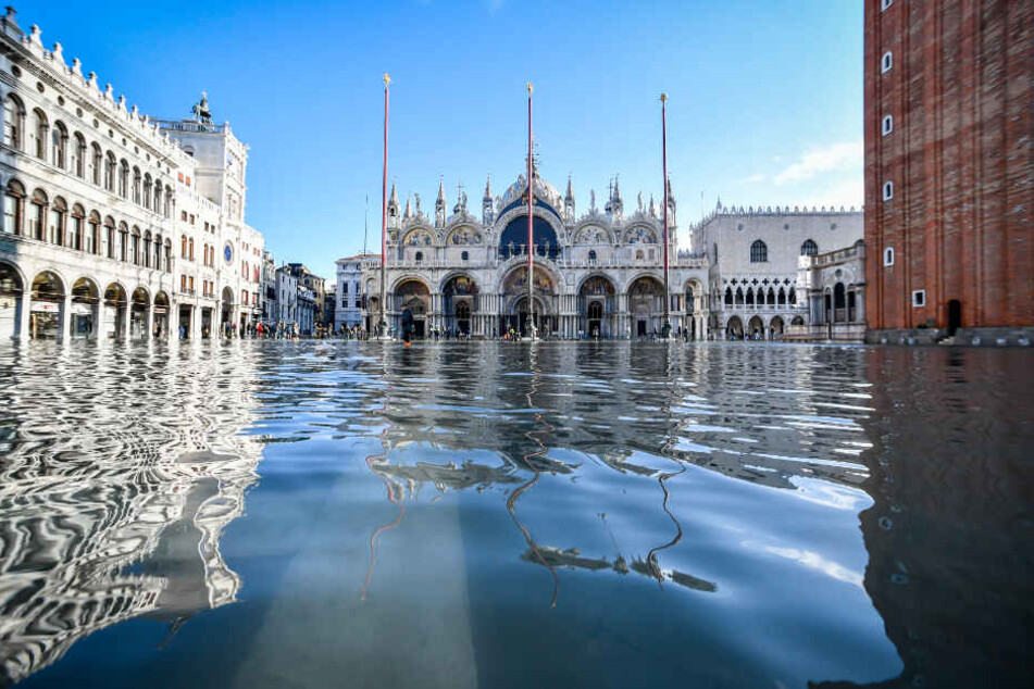 Der Dogenpalast spiegelt sich im Hochwasser auf dem Markusplatz. Der italienische Zivilschutz warnte vor neuen Unwettern mit starkem Wind in der Region Venetien.
