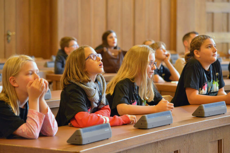 Einmal Probesitzen im ehrwürdigen Stadtverordnetensaal gehörte zum Besuch dazu.