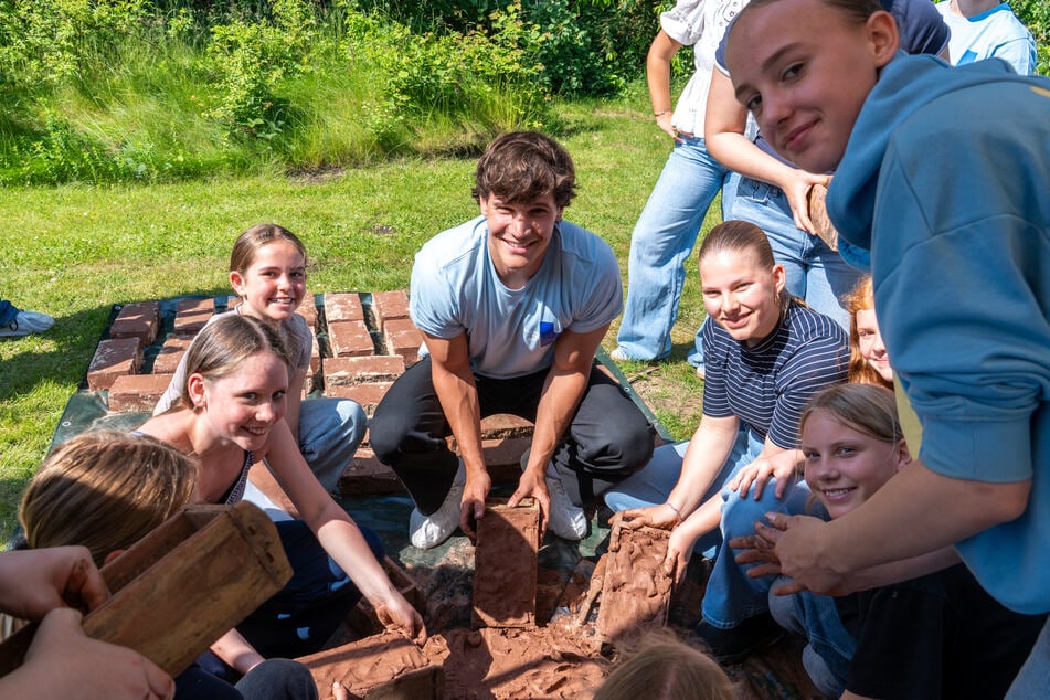 Mit der Kampagne "Action!Kidz - Kinder gegen Kinderarbeit" engagieren sich jedes Jahr Tausende Jungen und Mädchen für Kinder, die weltweit unter ausbeuterischen Bedingungen arbeiten müssen.