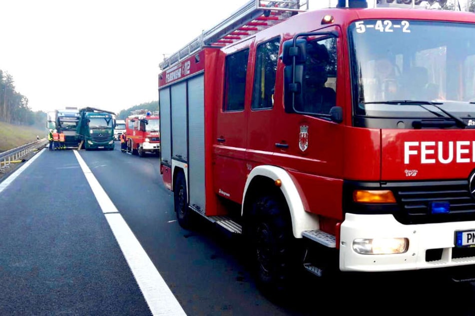 Ein Lkw ist auf der A10 in einen zweiten Laster gekracht.