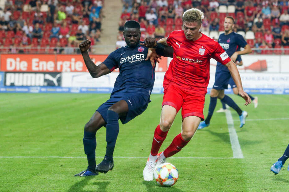 Elias Huth (r., gegen den Lauterer José-Junior Matuwila) will heute mit seinen FSV-Kollegen die Amateure - und möglicherweise mitwirkenden Profis -des FC Bayern München ärgern.