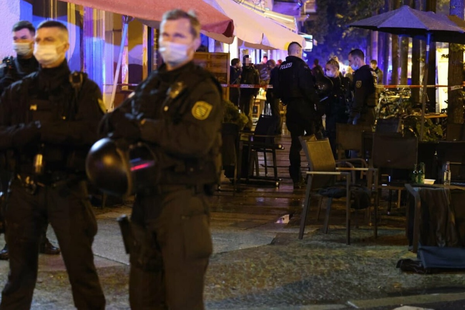 Polizeikräfte nach der eskalierten Kontrolle vor der Shisha-Bar "Majestät Lounge" an der Leipziger Karl-Liebknecht-Straße. Drei Beamte wurden bei dem Vorfall verletzt.