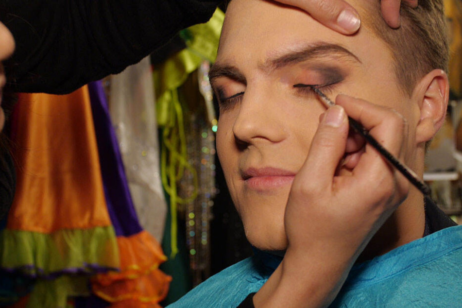 Ein paar Make-up-Schichten später war Tom eine komplett neue Person.