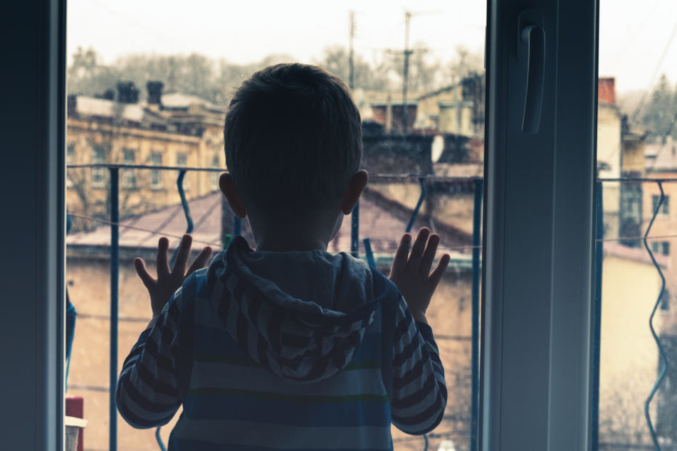 Ein Kind stürzte aus dem Fenster und starb. (Symbolbild)