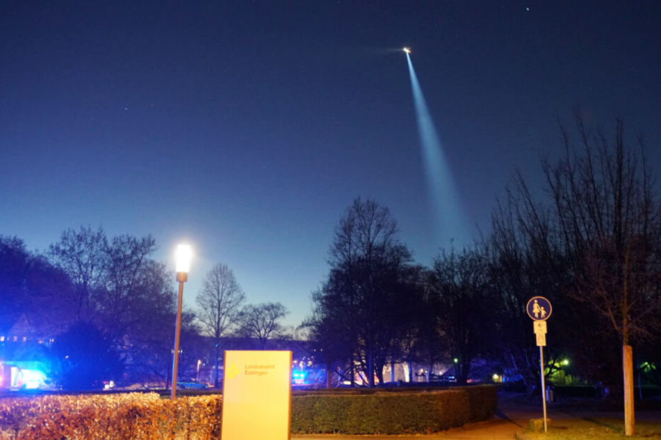 Ein Hubschrauber kreiste über dem Neckar.