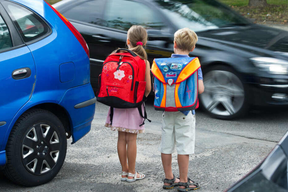 Könnte man das Elterntaxi auch mal stehenlassen? Die beiden Grundschüler Amy und Luca üben schon mal das Verhalten auf dem Schulweg und das richtige Überqueren einer Straße.