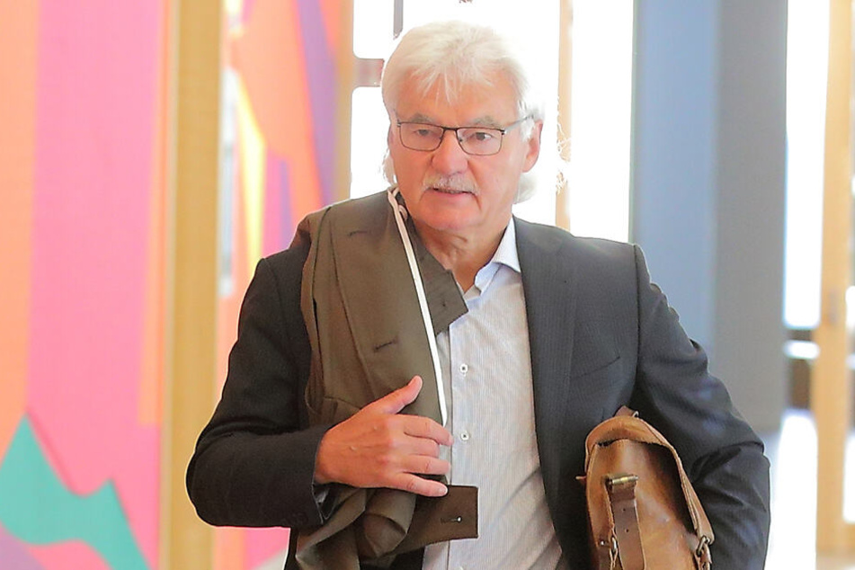Jugendamtsleiter Claus Lippmann (65) auf dem Weg zum Gerichtssaal.