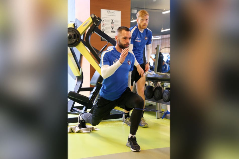 Januar 2019, auch in Belek: Spieler Christian Tiffert (vorn) schwitzt im Trainingslager des FCE Aue.
