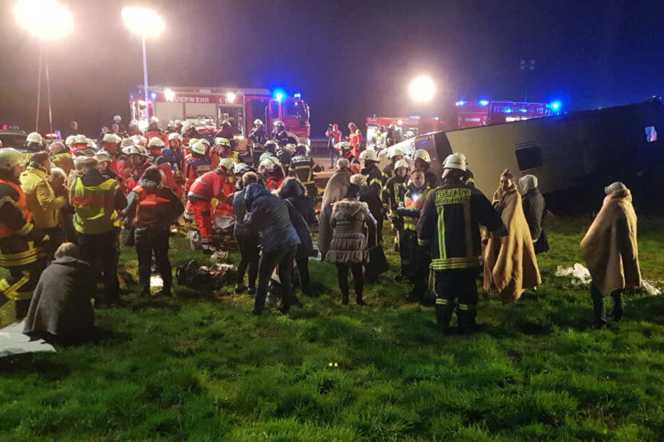 Die Rettungskräfte kümmern sich um die verletzten und geschockten Reisegäste.