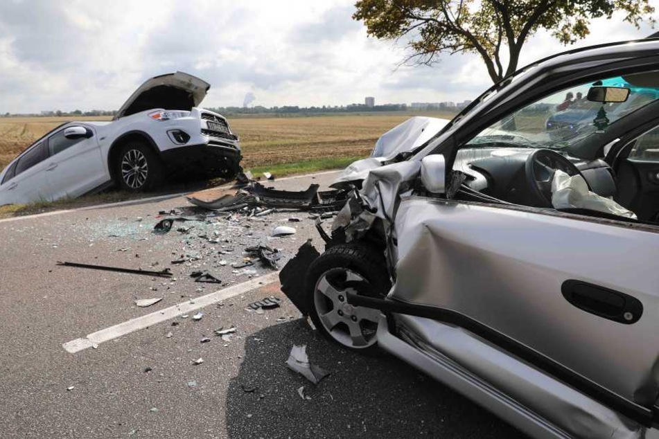Die Autos stießen in voller Fahrt frontal zusammen.