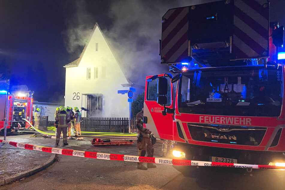 Berlin: Kellerbrand in Einfamilienhaus: Feuerwehr mit Großeinsatz in Berlin-Tegel