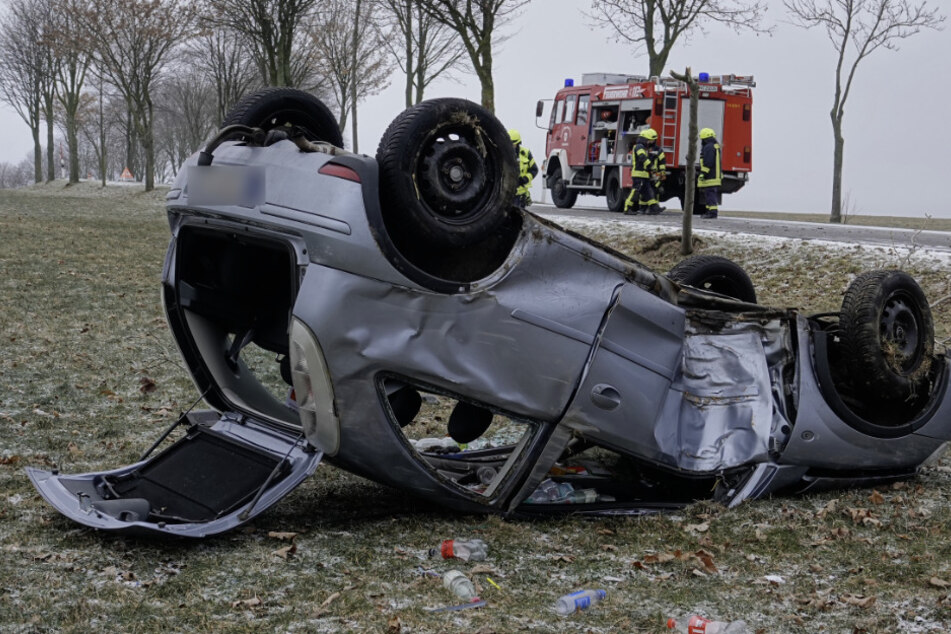 Schwerer Unfall in Mittelsachsen: Opel überschlägt sich und landet auf dem Dach