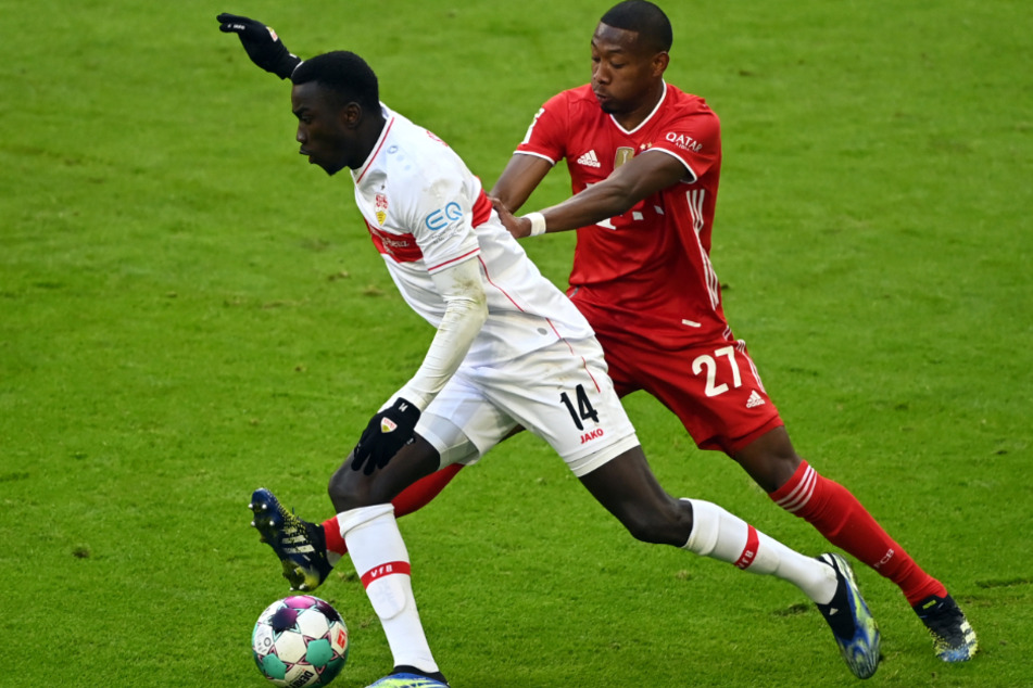 In diesem Zweikampf mit Ex-Bayern-Star David Alaba (29, r.) hat sich Silas Katompa Mvumpa (22) das Kreuzband gerissen.