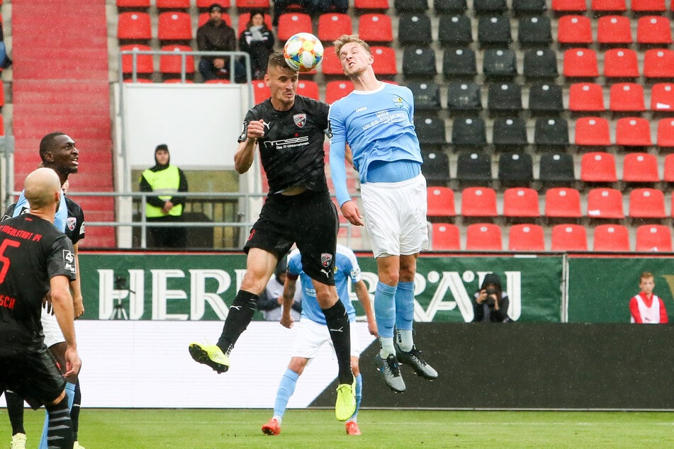 Am 19. Oktober schaffte der CFC ein 1:1 in Ingolstadt. Hier stieg der Chemnitzer Tim Campulka (r.) zum Kofballduell mit Stefan Kutschke hoch.