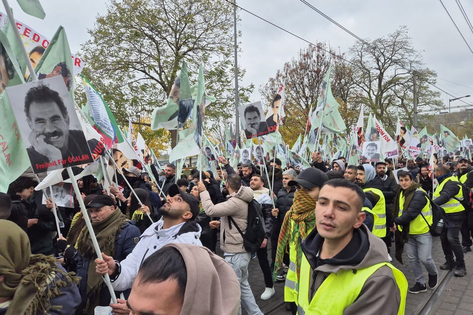 Die Demonstranten hielten am Samstag unter anderem Fahnen in die Höhe, die das Gesicht von Abdullah Öcalan zeigten.