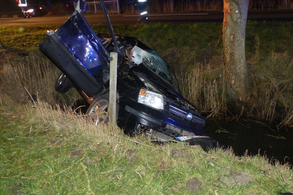 Der völlig demolierte Fiat Panda im Entwässerungsgraben.