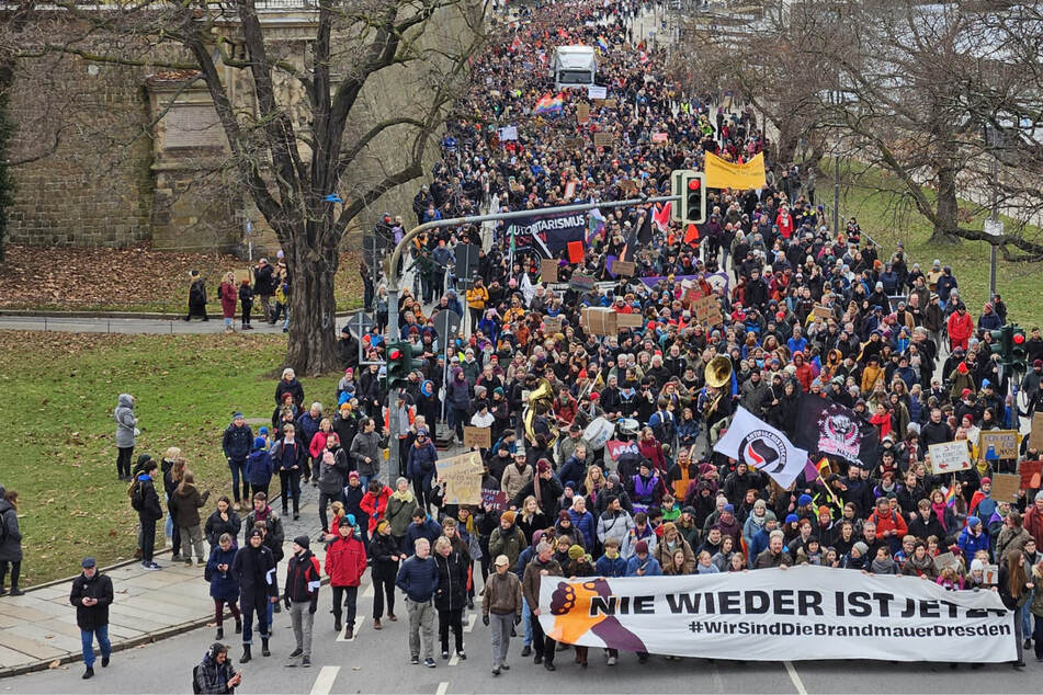 Dresden: Tausende protestieren in Dresden erneut gegen Rechts: Demozug durch die Innenstadt