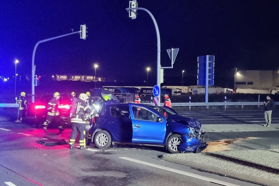Der Unfall wurde wohl durch eine missachtete rote Ampel verursacht.