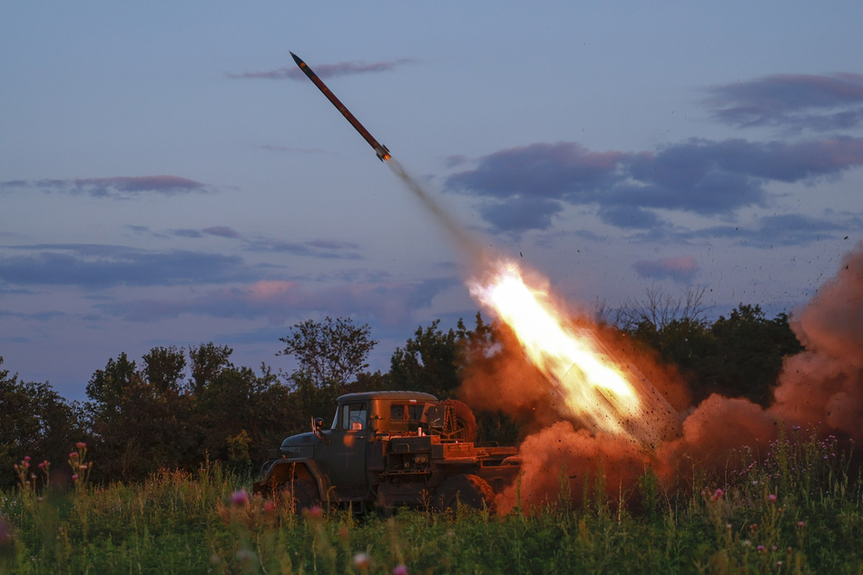 Durch Raketenbeschuss kam es in der Ukraine am Donnerstag zu mehreren Verletzten und Toten. (Symbolbild)