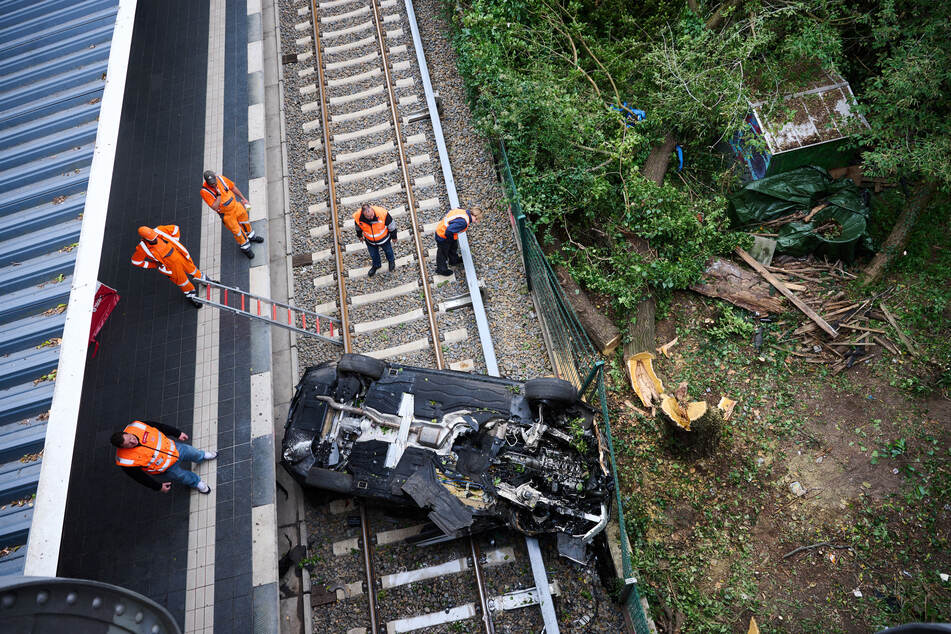 Der BMW-Fahrer (31) starb noch an der Unfallstelle.