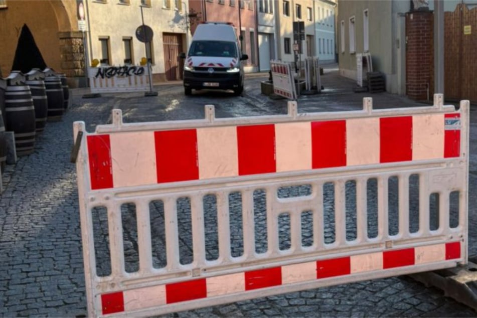 Die Straße soll noch bis circa 7 Uhr am Samstag gesperrt bleiben.