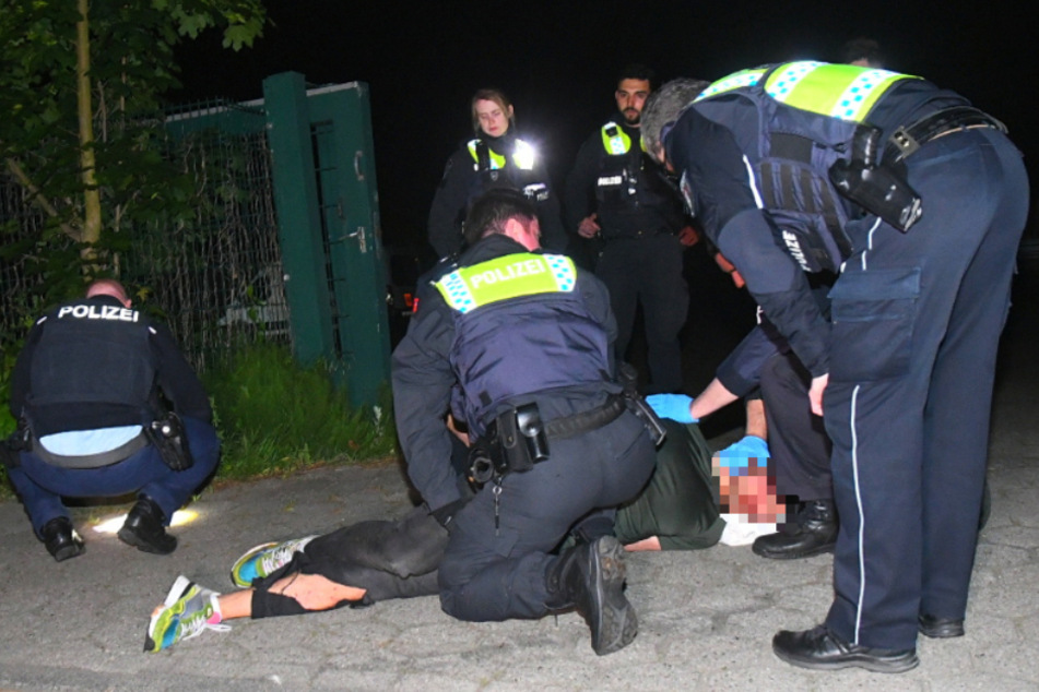 Nach einem Messerangriff in einer Hamburger S-Bahn hat die Polizei in der Nacht zu Freitag einen 26-Jährigen festgenommen.