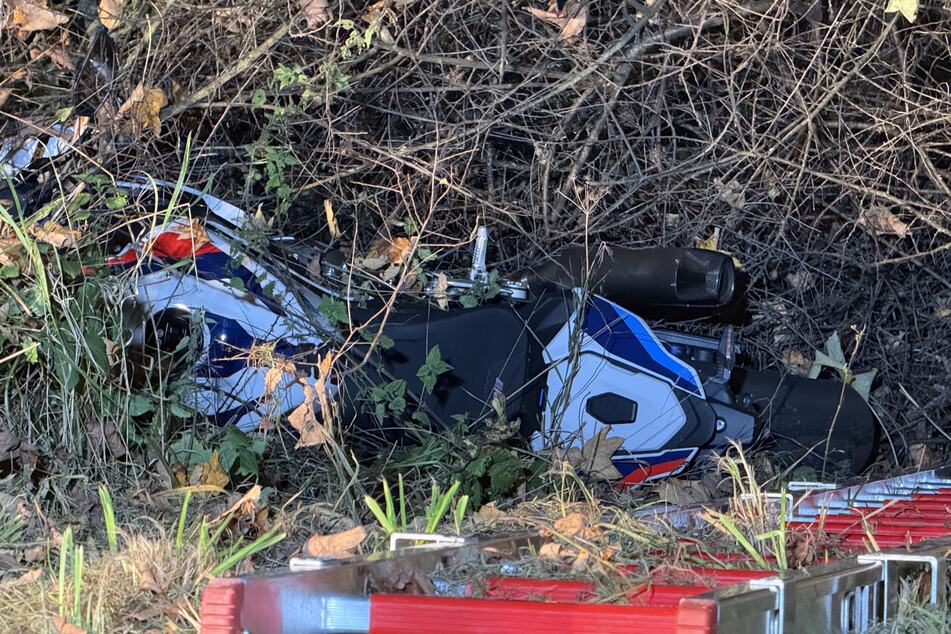 Das Motorrad und der Vermisste wurden in einer Böschung gefunden.