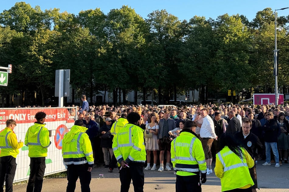Menschenmengen wollen nach Oktoberfest-Schließung wieder auf die Theresienwiese.