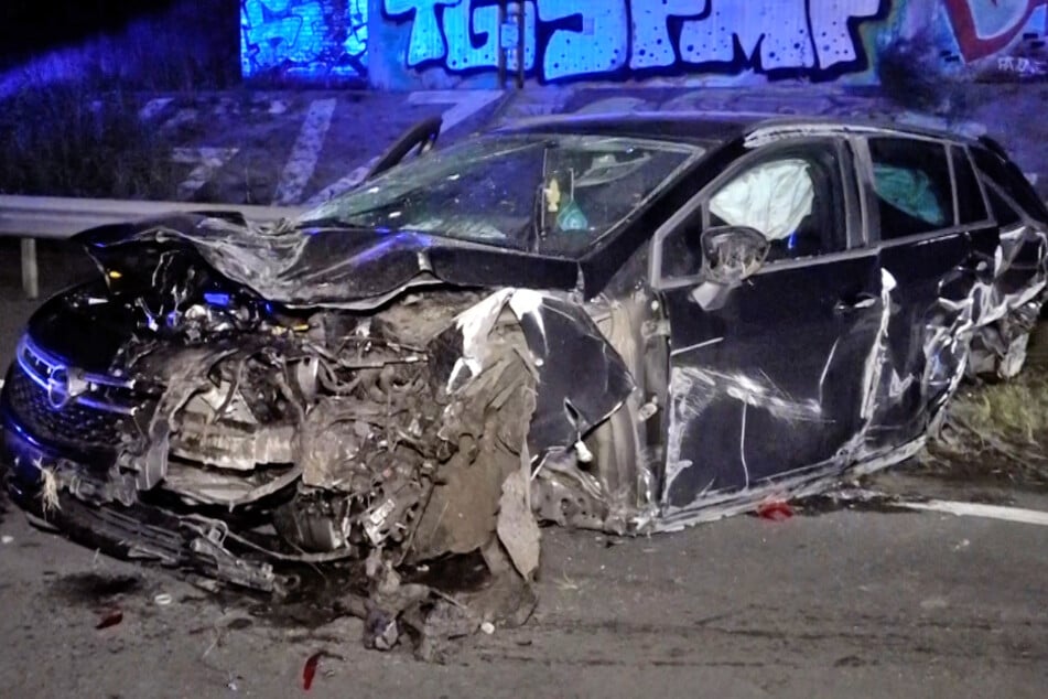 Der Opel Astra wurde bei dem Crash auf der A26 komplett zerstört.