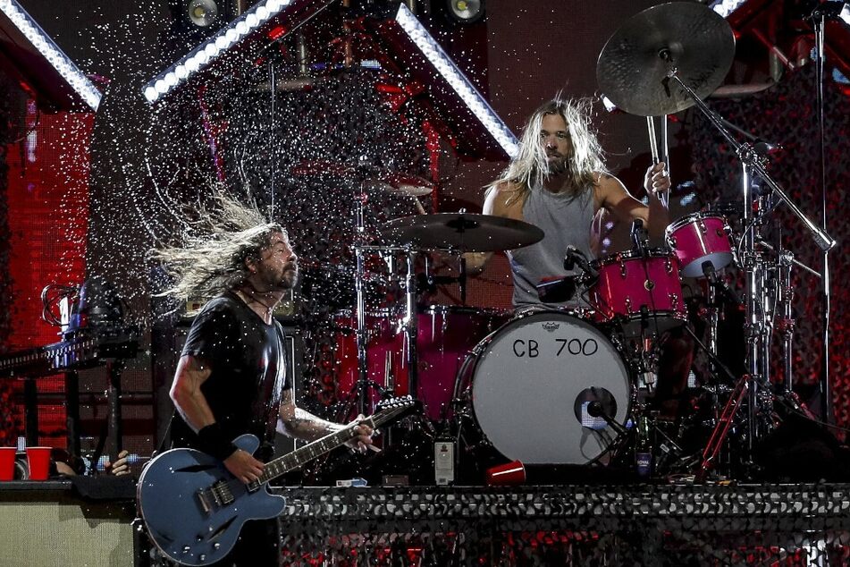 Taylor Hawkins (r.) with Foo Fighters lead man Dave Grohl at Lollapalooza 2022.