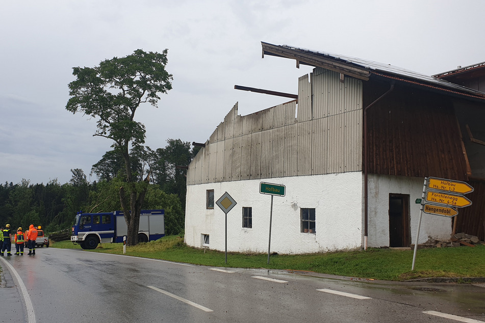 Teilweise wurden durch das Unwetter bei Wohnhäusern schwere Schäden am Dachstuhl verursacht.